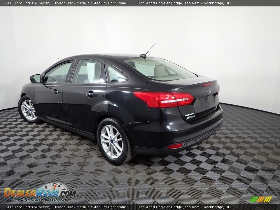 2015 Ford Focus SE Sedan Tuxedo Black Metallic / Medium Light Stone Photo #8