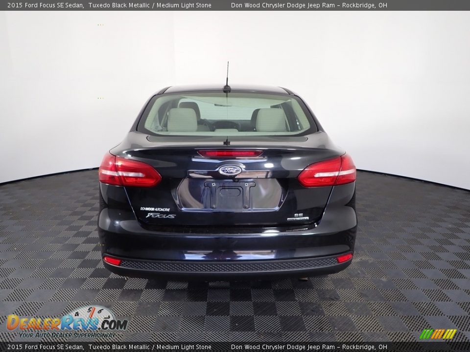 2015 Ford Focus SE Sedan Tuxedo Black Metallic / Medium Light Stone Photo #9