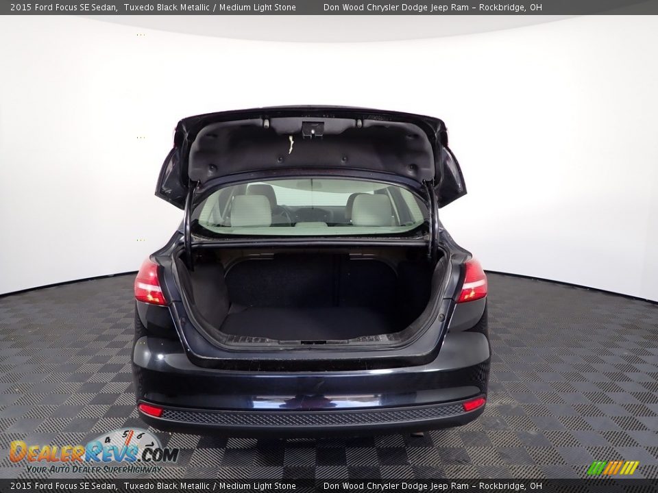 2015 Ford Focus SE Sedan Tuxedo Black Metallic / Medium Light Stone Photo #10