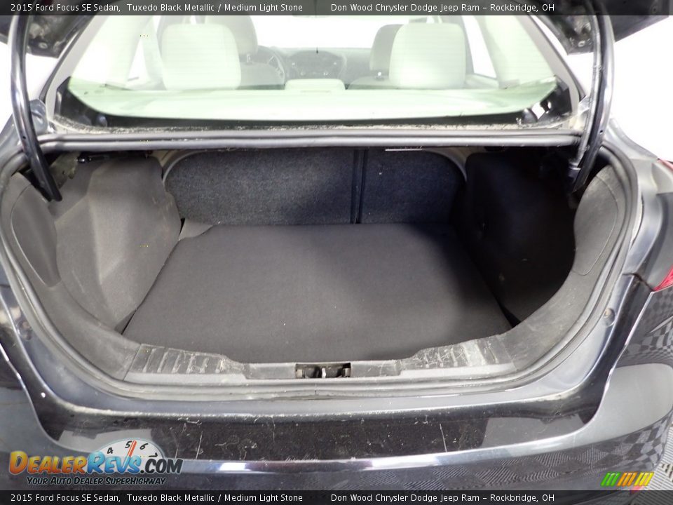 2015 Ford Focus SE Sedan Tuxedo Black Metallic / Medium Light Stone Photo #11