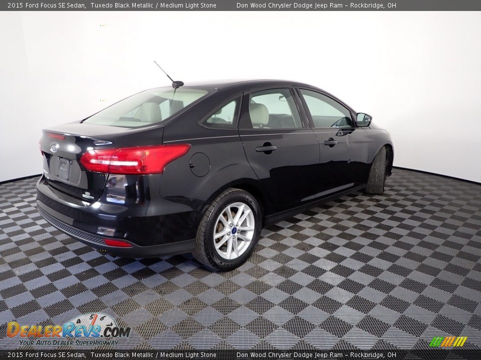 2015 Ford Focus SE Sedan Tuxedo Black Metallic / Medium Light Stone Photo #12