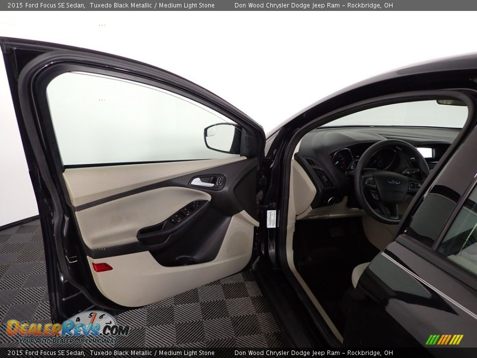 2015 Ford Focus SE Sedan Tuxedo Black Metallic / Medium Light Stone Photo #13