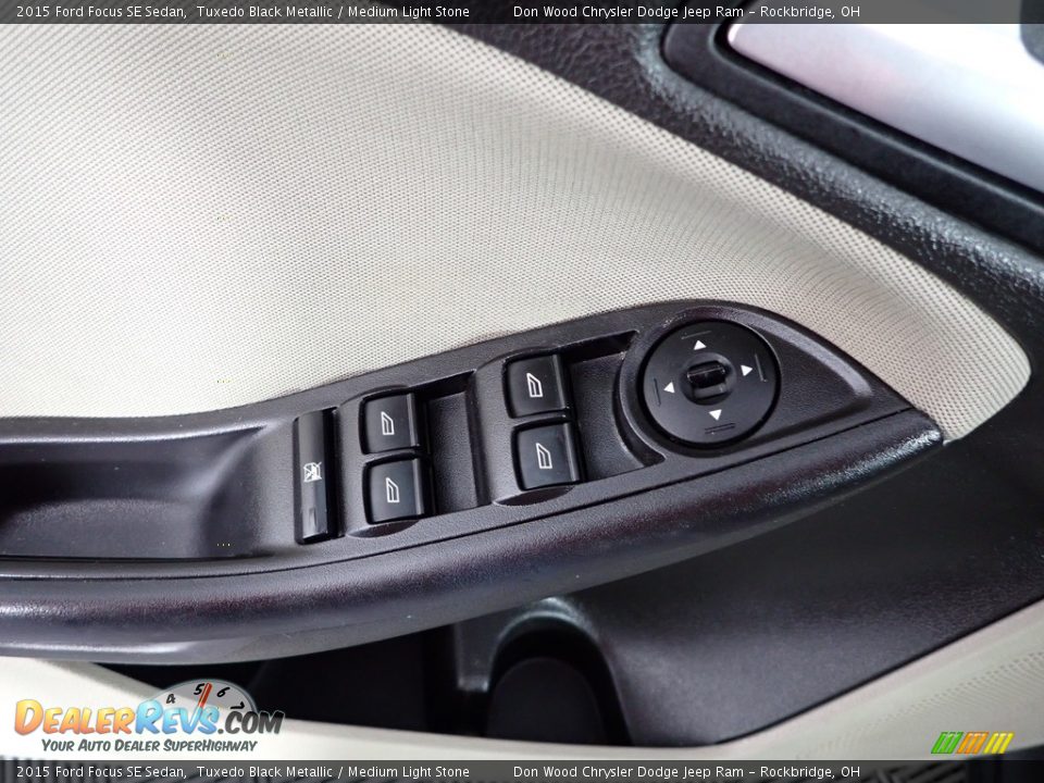2015 Ford Focus SE Sedan Tuxedo Black Metallic / Medium Light Stone Photo #14