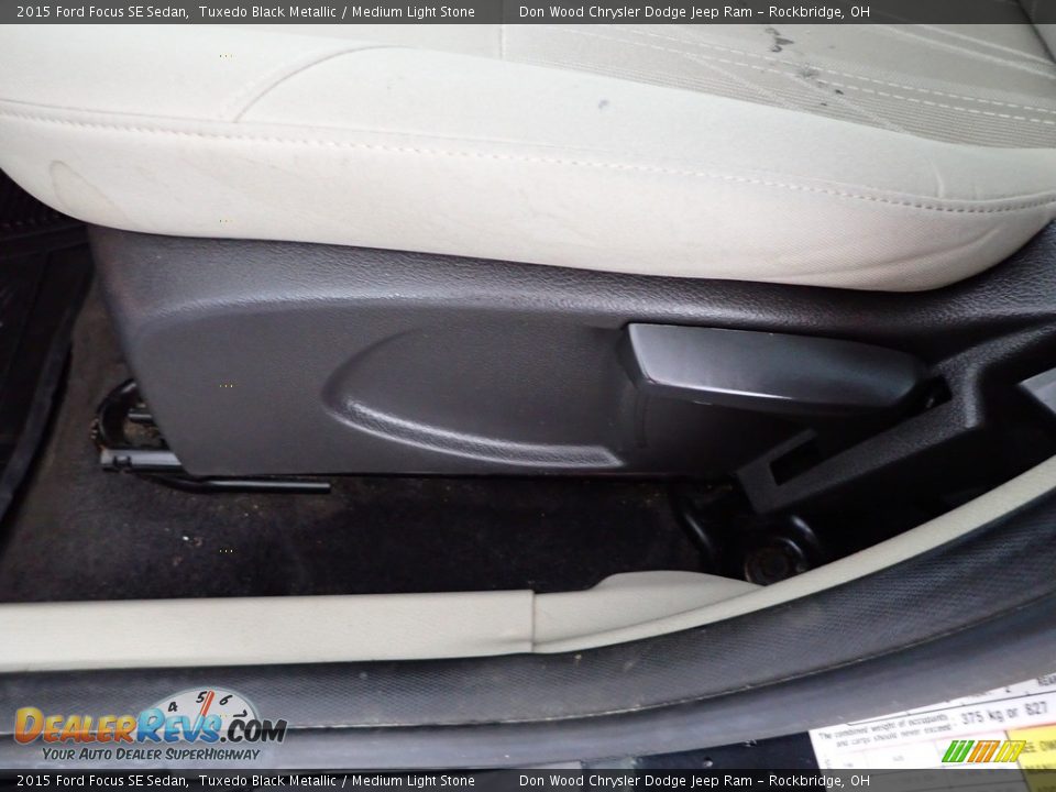 2015 Ford Focus SE Sedan Tuxedo Black Metallic / Medium Light Stone Photo #15