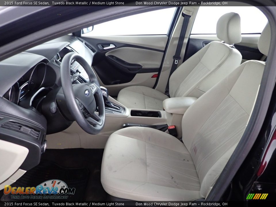 2015 Ford Focus SE Sedan Tuxedo Black Metallic / Medium Light Stone Photo #16