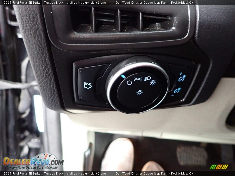 2015 Ford Focus SE Sedan Tuxedo Black Metallic / Medium Light Stone Photo #17