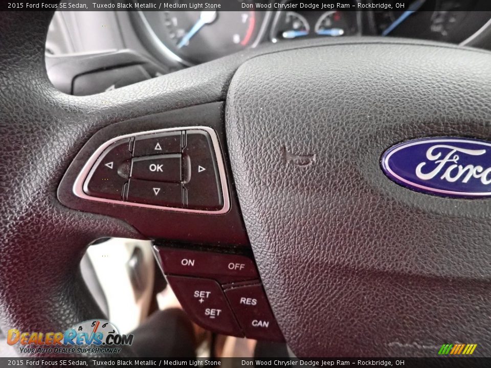 2015 Ford Focus SE Sedan Tuxedo Black Metallic / Medium Light Stone Photo #18