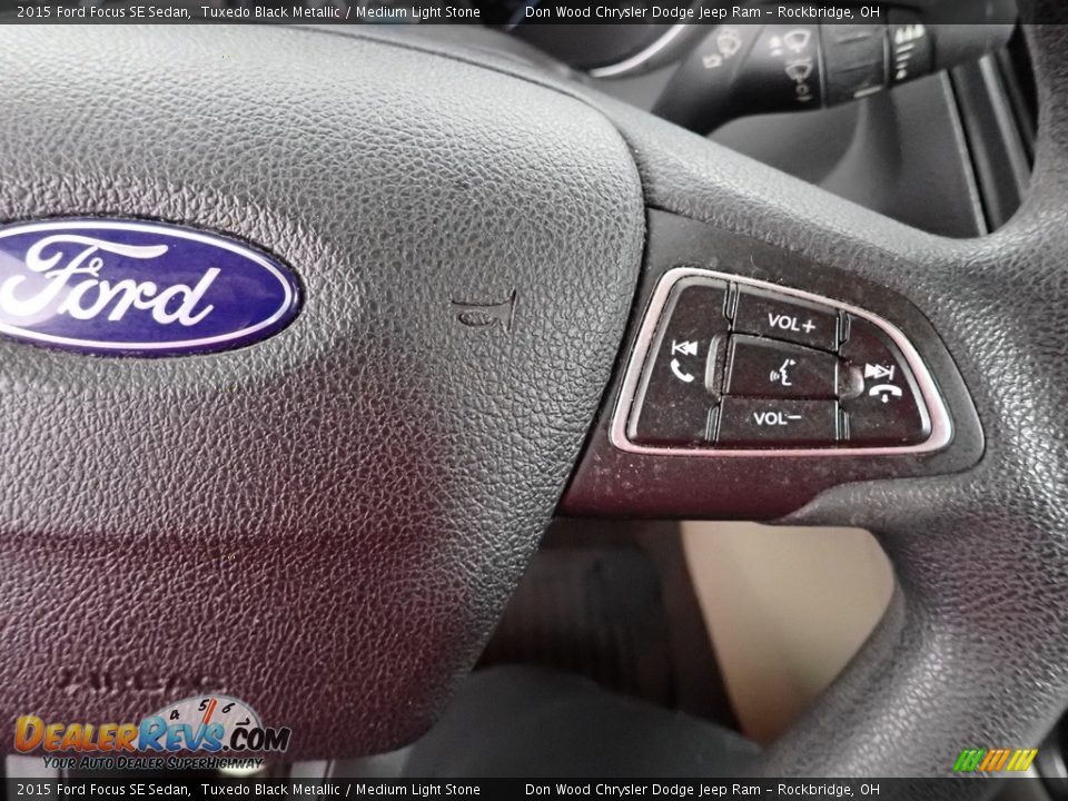 2015 Ford Focus SE Sedan Tuxedo Black Metallic / Medium Light Stone Photo #19