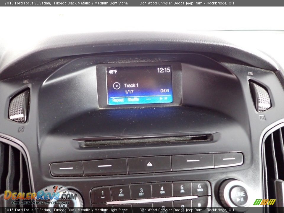 2015 Ford Focus SE Sedan Tuxedo Black Metallic / Medium Light Stone Photo #21