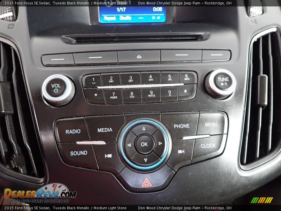 2015 Ford Focus SE Sedan Tuxedo Black Metallic / Medium Light Stone Photo #22