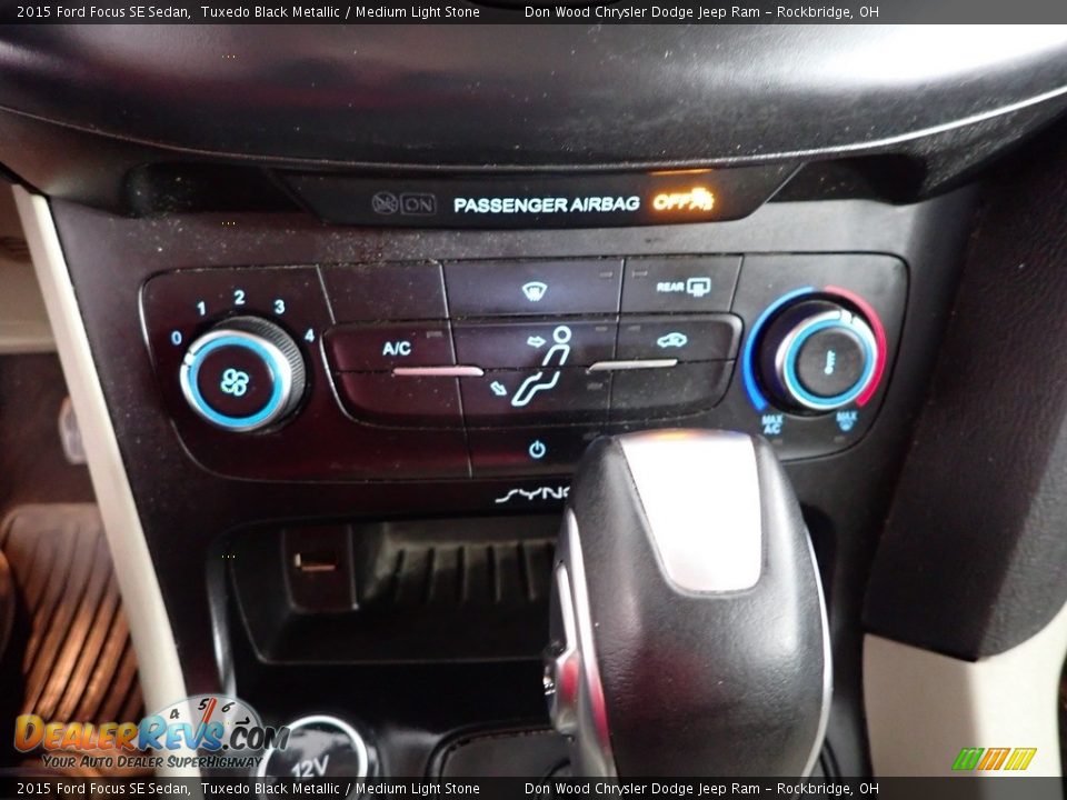 2015 Ford Focus SE Sedan Tuxedo Black Metallic / Medium Light Stone Photo #23