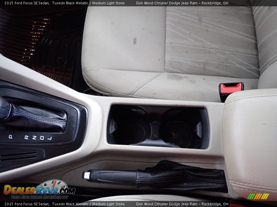 2015 Ford Focus SE Sedan Tuxedo Black Metallic / Medium Light Stone Photo #24