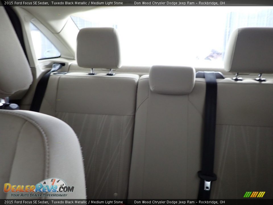 2015 Ford Focus SE Sedan Tuxedo Black Metallic / Medium Light Stone Photo #25