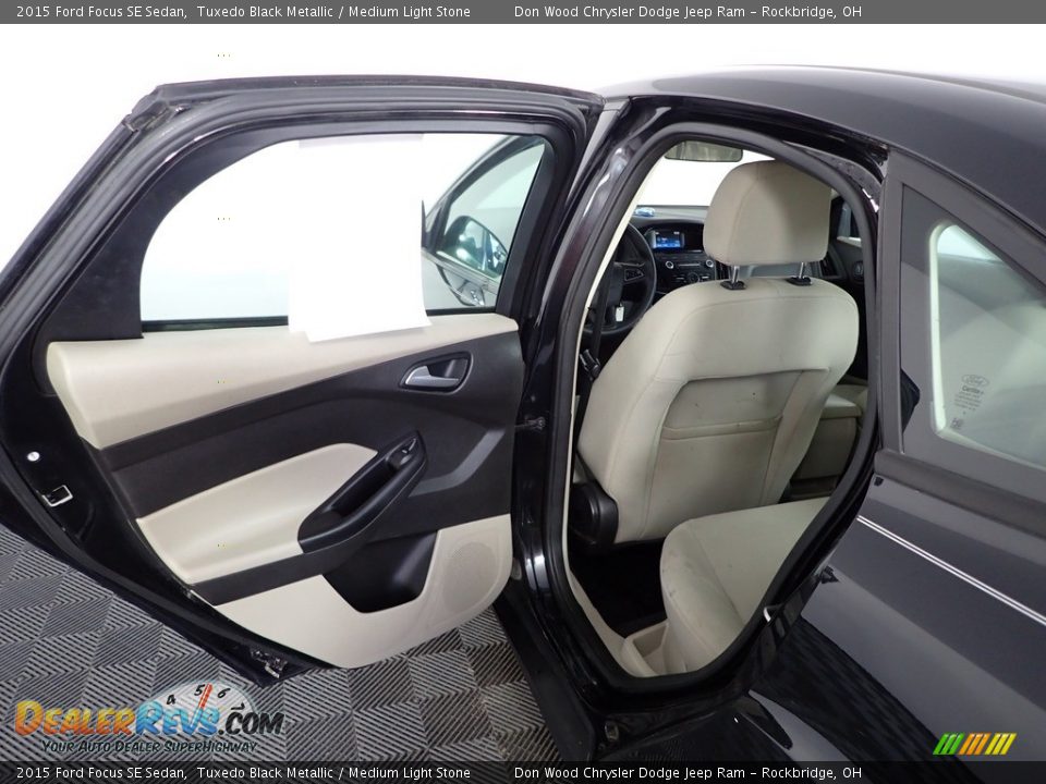 2015 Ford Focus SE Sedan Tuxedo Black Metallic / Medium Light Stone Photo #26
