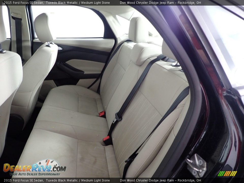2015 Ford Focus SE Sedan Tuxedo Black Metallic / Medium Light Stone Photo #27
