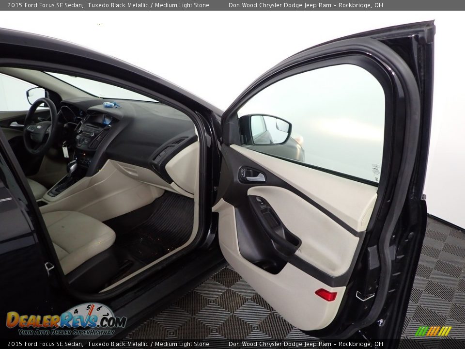2015 Ford Focus SE Sedan Tuxedo Black Metallic / Medium Light Stone Photo #28