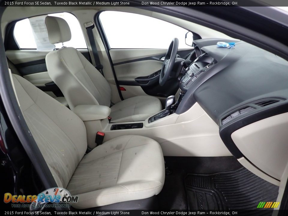 2015 Ford Focus SE Sedan Tuxedo Black Metallic / Medium Light Stone Photo #29