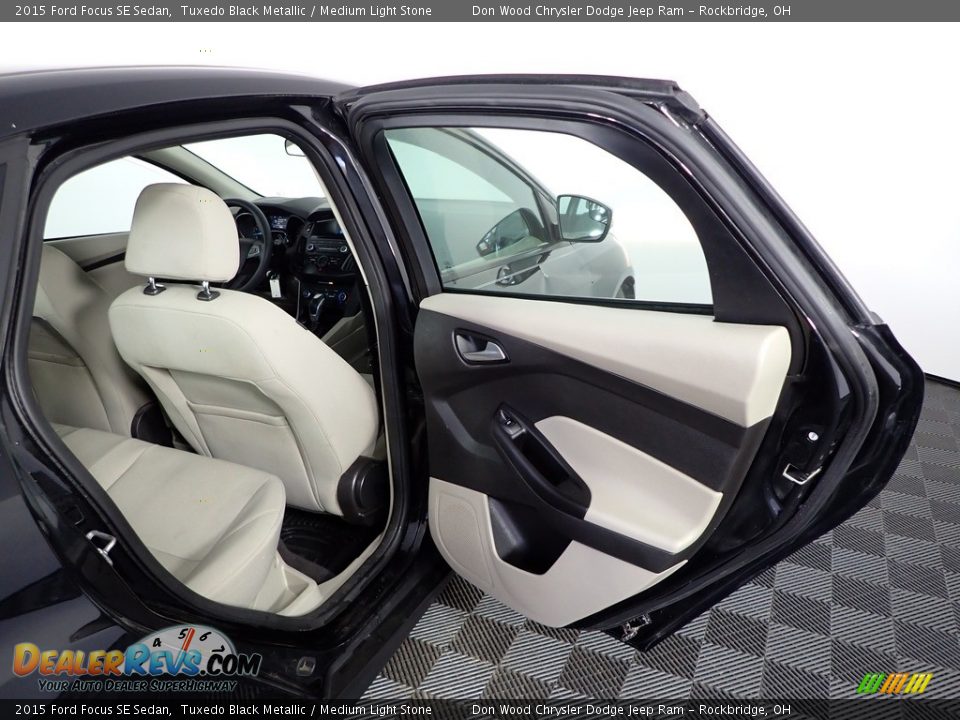 2015 Ford Focus SE Sedan Tuxedo Black Metallic / Medium Light Stone Photo #30