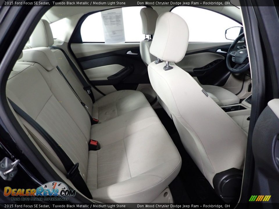 2015 Ford Focus SE Sedan Tuxedo Black Metallic / Medium Light Stone Photo #31