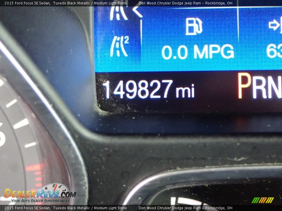 2015 Ford Focus SE Sedan Tuxedo Black Metallic / Medium Light Stone Photo #32