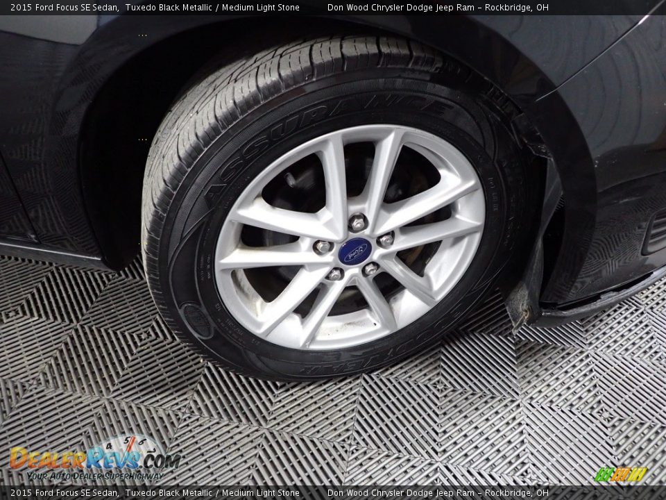 2015 Ford Focus SE Sedan Tuxedo Black Metallic / Medium Light Stone Photo #33