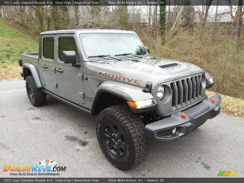 Front 3/4 View of 2022 Jeep Gladiator Mojave 4x4 Photo #4