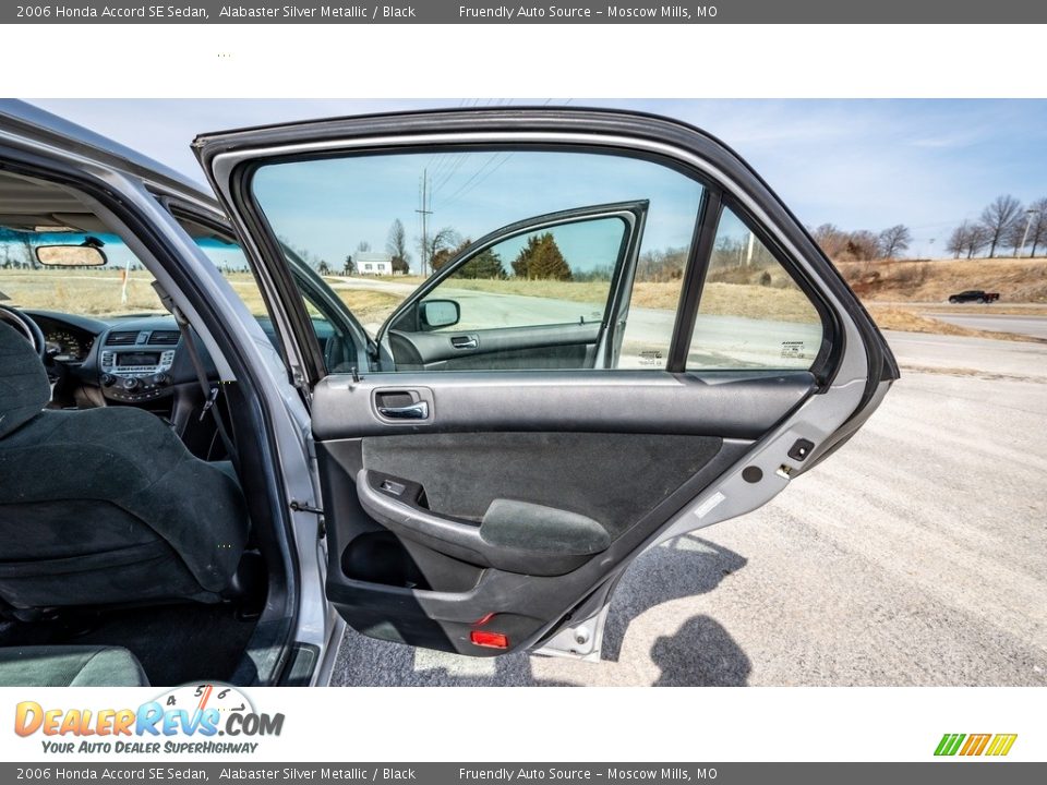 2006 Honda Accord SE Sedan Alabaster Silver Metallic / Black Photo #25