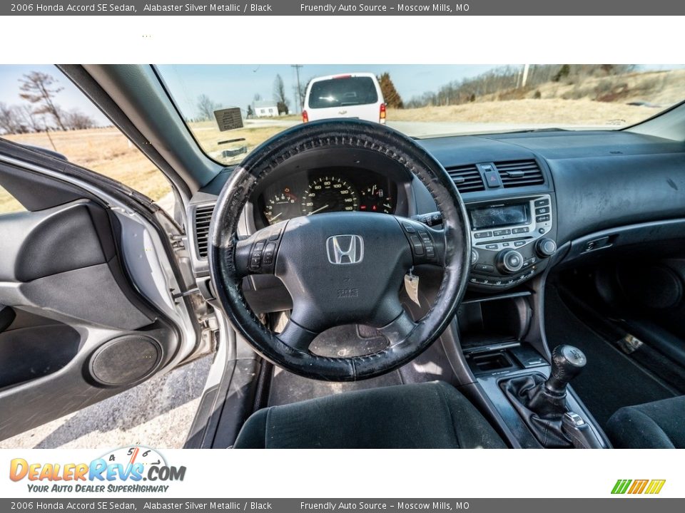 2006 Honda Accord SE Sedan Alabaster Silver Metallic / Black Photo #31