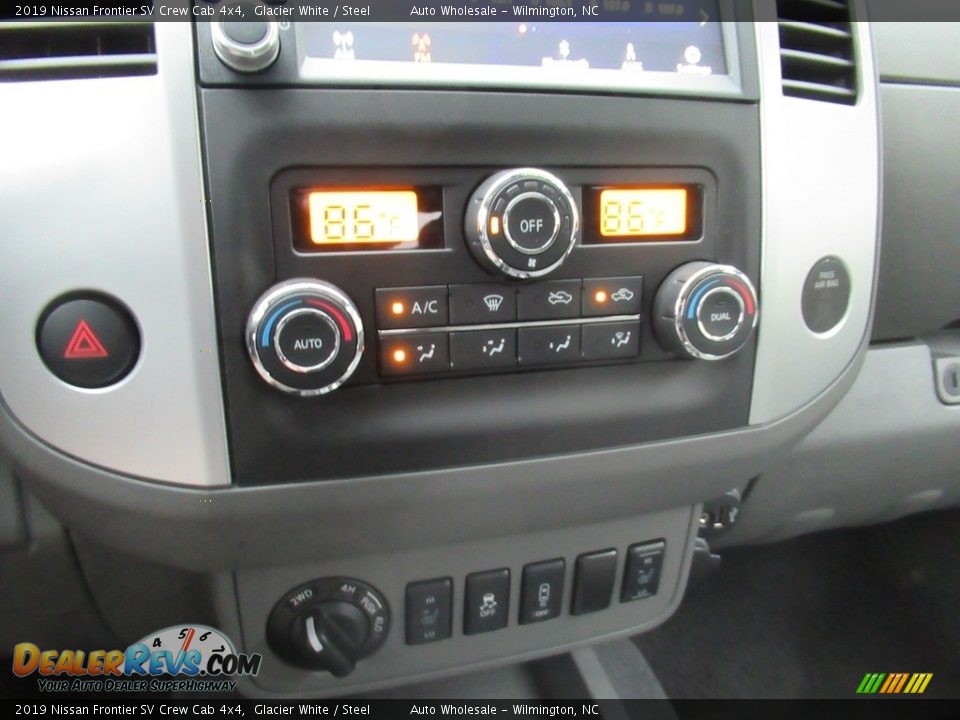 Controls of 2019 Nissan Frontier SV Crew Cab 4x4 Photo #19
