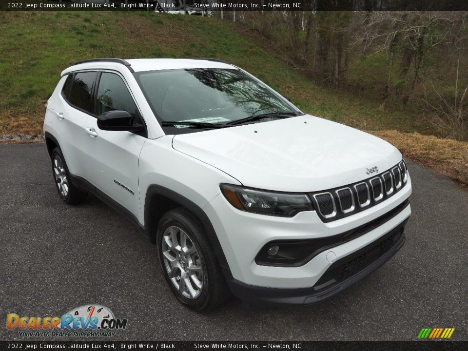 Front 3/4 View of 2022 Jeep Compass Latitude Lux 4x4 Photo #4