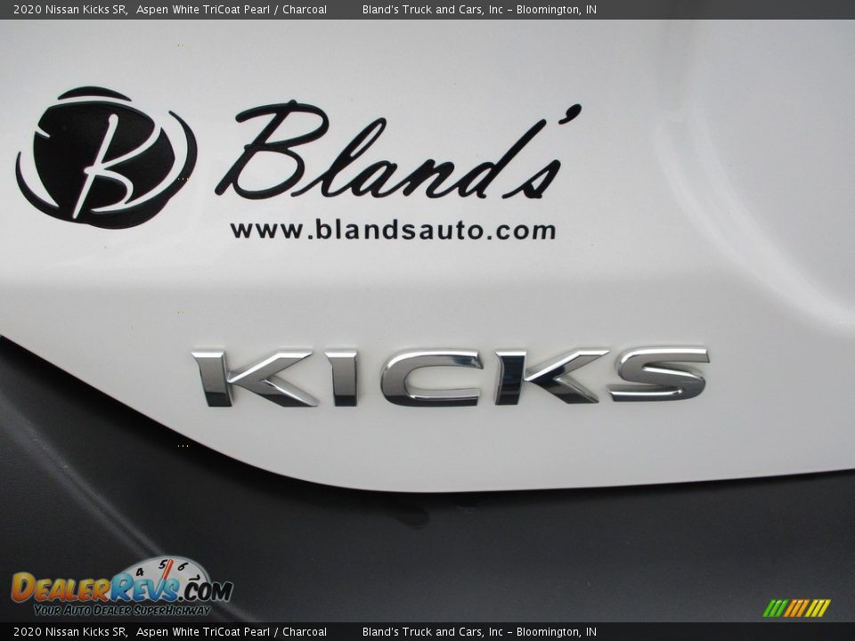 2020 Nissan Kicks SR Aspen White TriCoat Pearl / Charcoal Photo #28