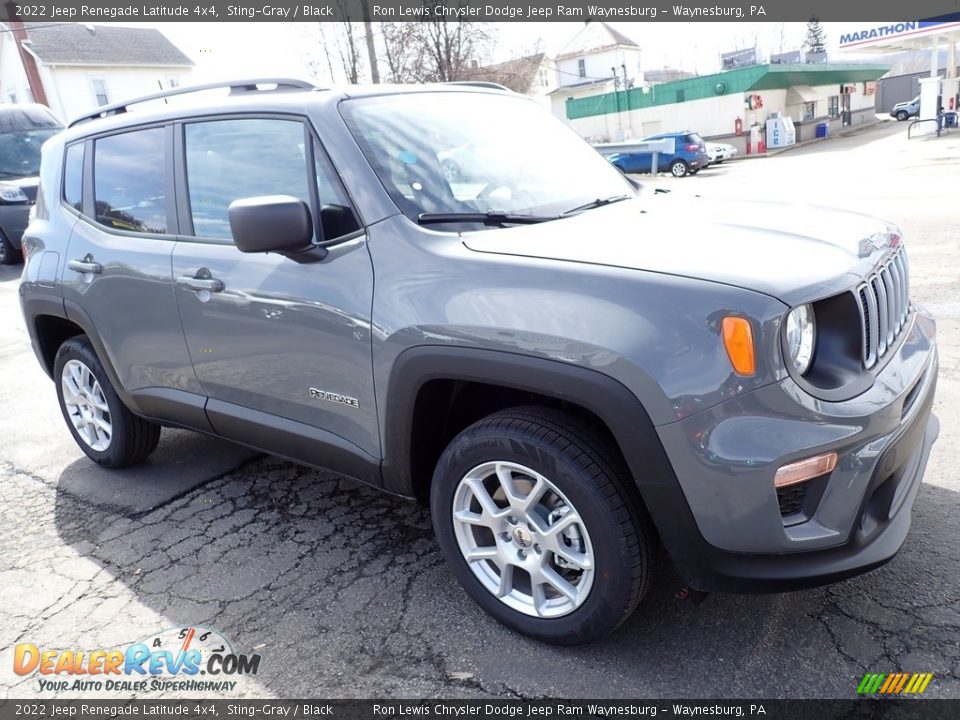 Front 3/4 View of 2022 Jeep Renegade Latitude 4x4 Photo #8