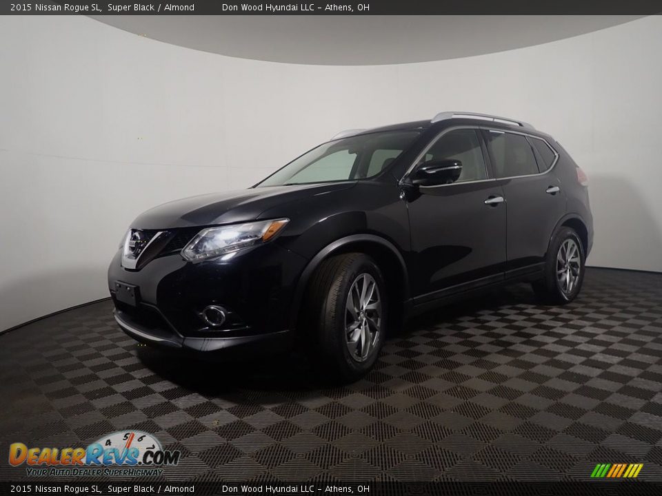 2015 Nissan Rogue SL Super Black / Almond Photo #11