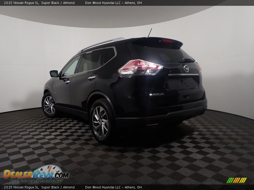 2015 Nissan Rogue SL Super Black / Almond Photo #14