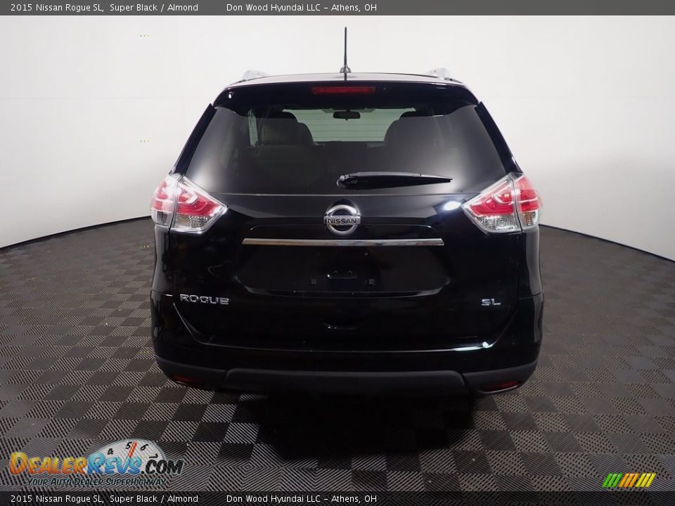 2015 Nissan Rogue SL Super Black / Almond Photo #16