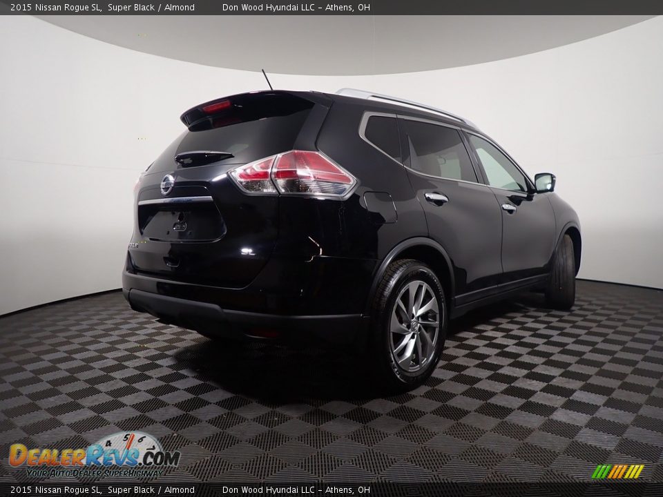 2015 Nissan Rogue SL Super Black / Almond Photo #20