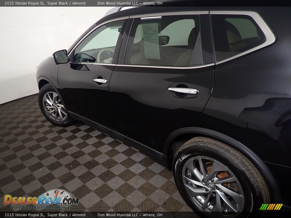 2015 Nissan Rogue SL Super Black / Almond Photo #22