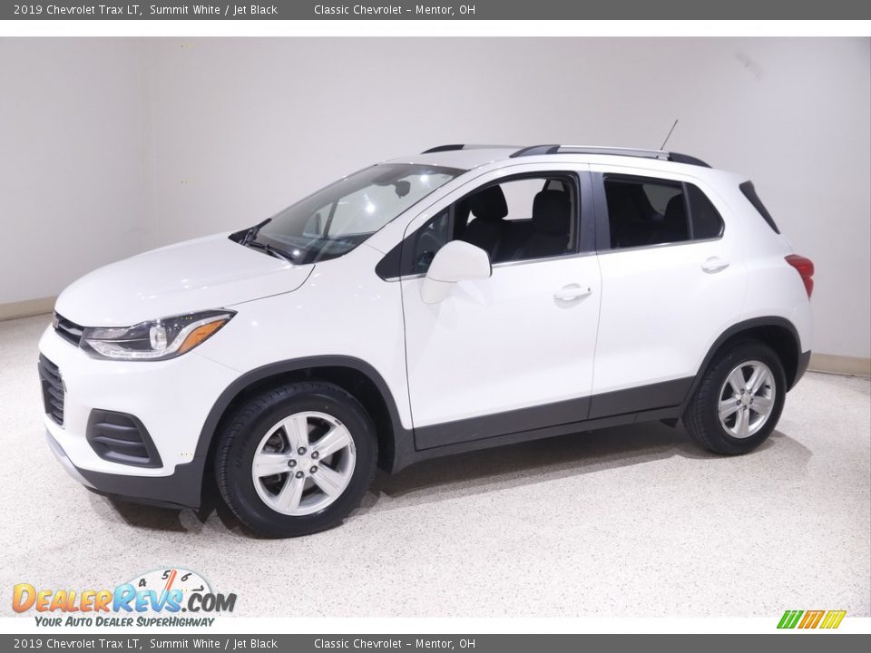 Front 3/4 View of 2019 Chevrolet Trax LT Photo #3