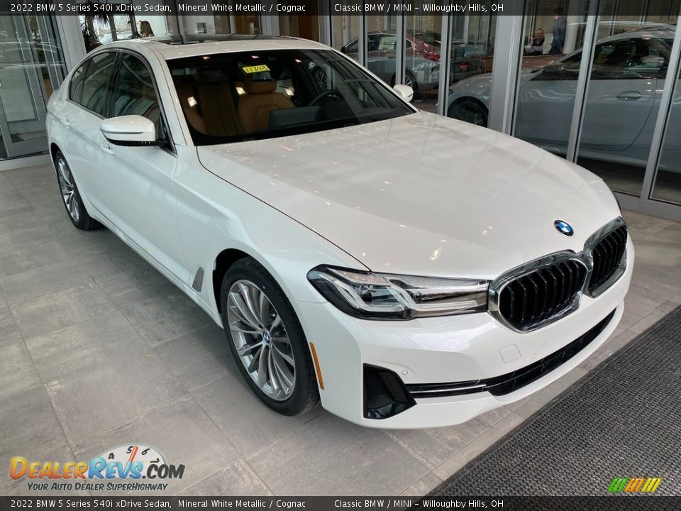 2022 BMW 5 Series 540i xDrive Sedan Mineral White Metallic / Cognac Photo #1