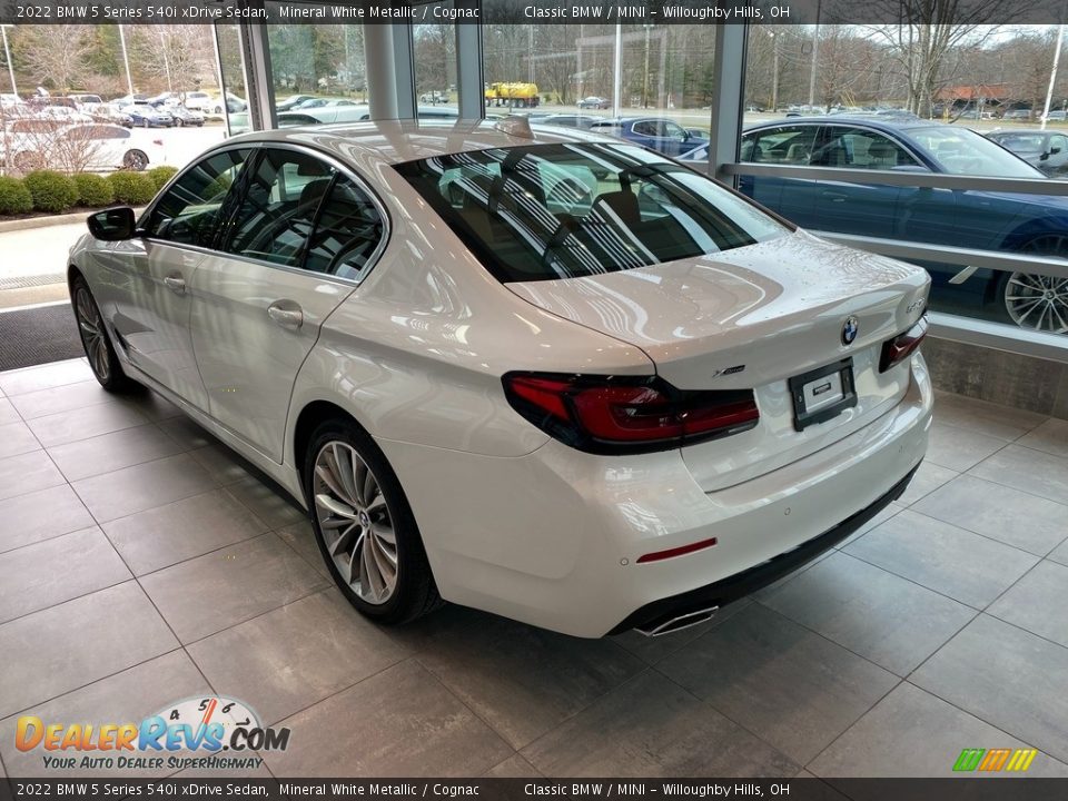 2022 BMW 5 Series 540i xDrive Sedan Mineral White Metallic / Cognac Photo #2