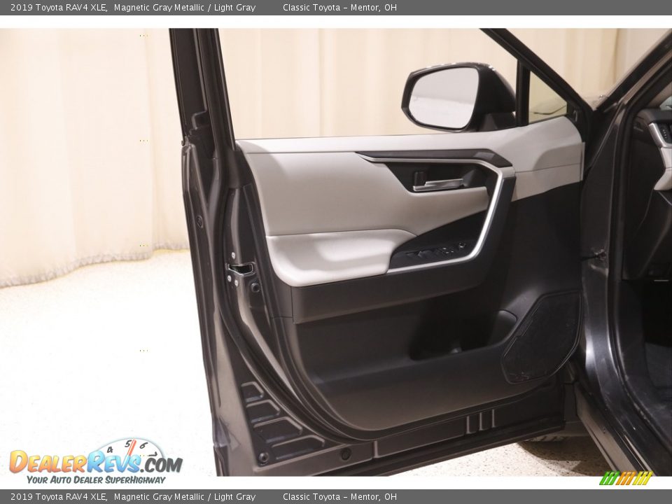 2019 Toyota RAV4 XLE Magnetic Gray Metallic / Light Gray Photo #4