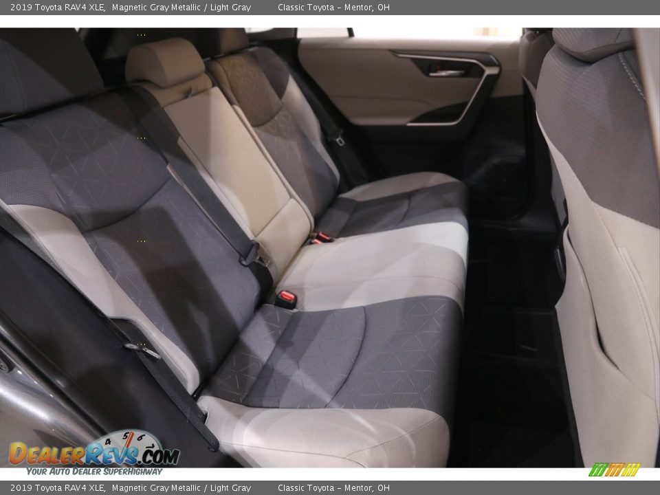 2019 Toyota RAV4 XLE Magnetic Gray Metallic / Light Gray Photo #16