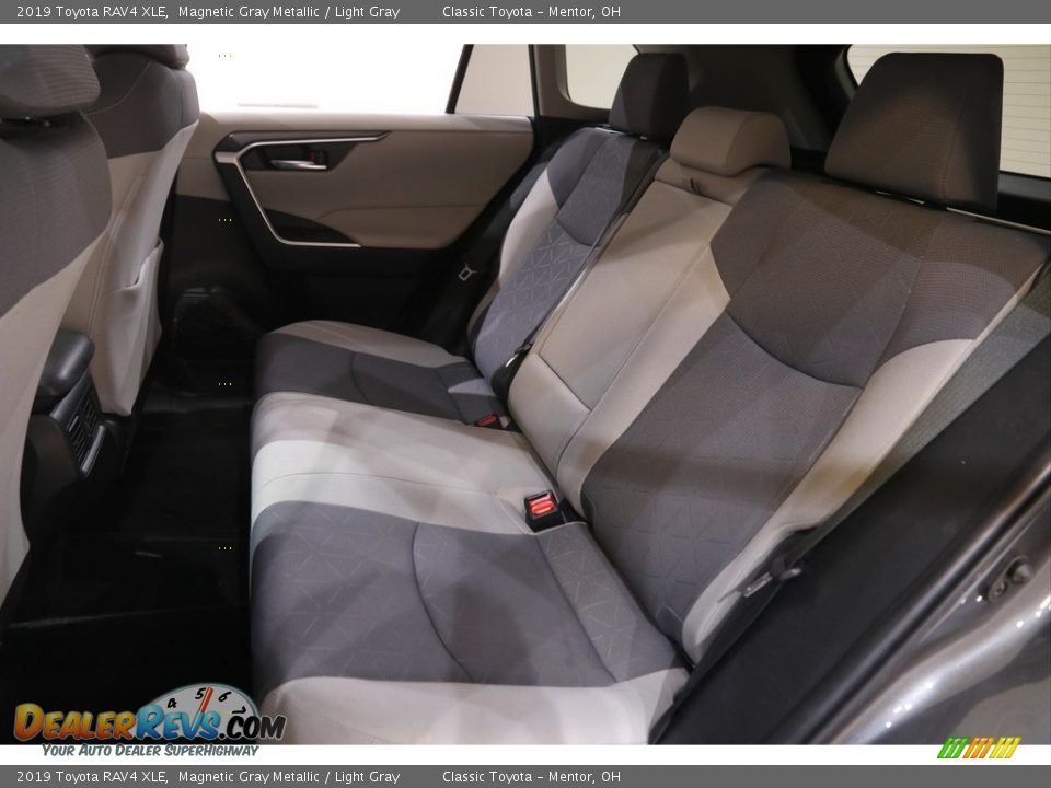 2019 Toyota RAV4 XLE Magnetic Gray Metallic / Light Gray Photo #17