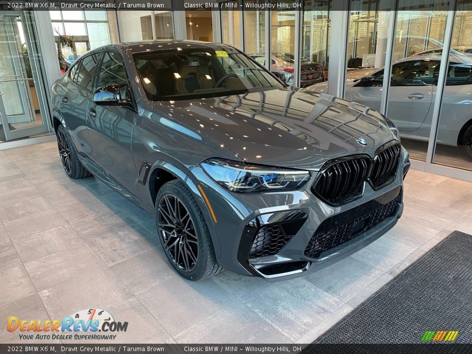 Front 3/4 View of 2022 BMW X6 M  Photo #1