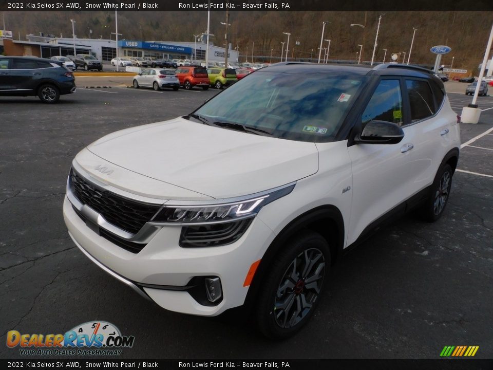 Front 3/4 View of 2022 Kia Seltos SX AWD Photo #7