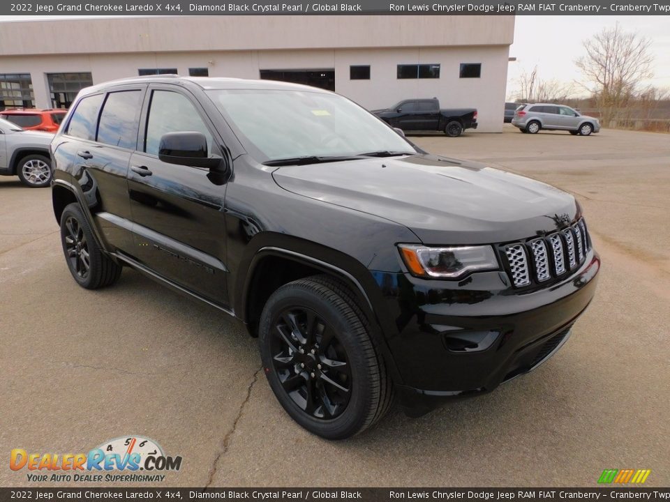 Front 3/4 View of 2022 Jeep Grand Cherokee Laredo X 4x4 Photo #3