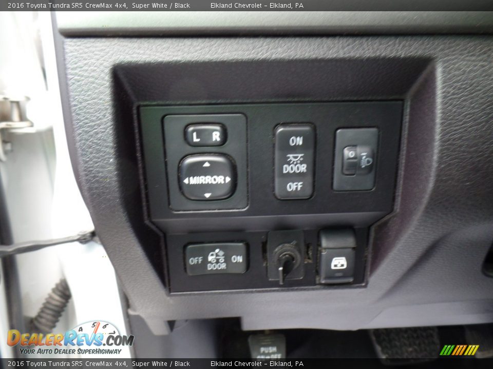 2016 Toyota Tundra SR5 CrewMax 4x4 Super White / Black Photo #22