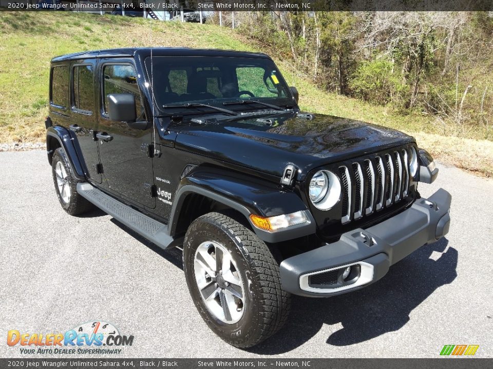 Front 3/4 View of 2020 Jeep Wrangler Unlimited Sahara 4x4 Photo #4