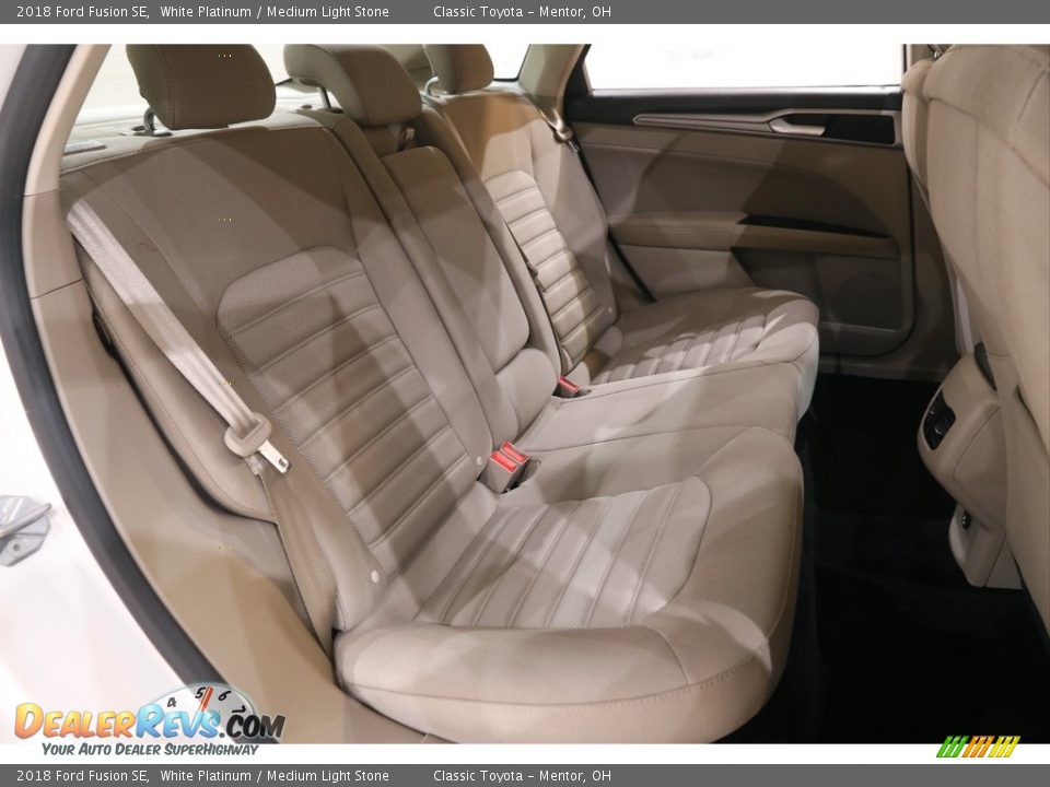 2018 Ford Fusion SE White Platinum / Medium Light Stone Photo #15