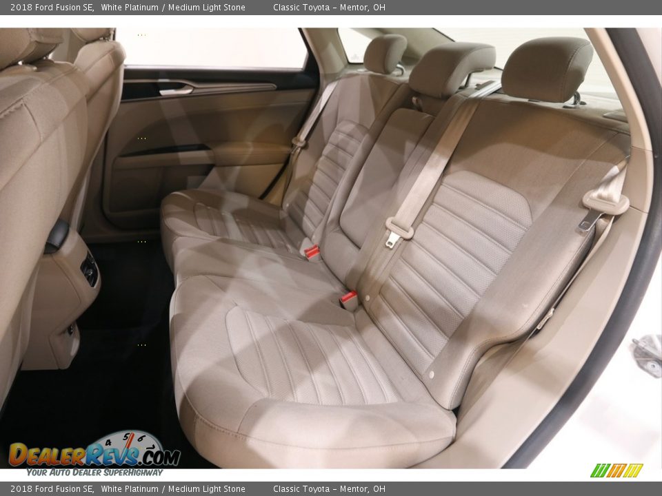 2018 Ford Fusion SE White Platinum / Medium Light Stone Photo #16